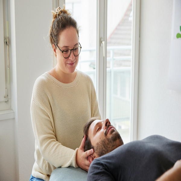 Behandlung eines Erwachsenen am Kopf